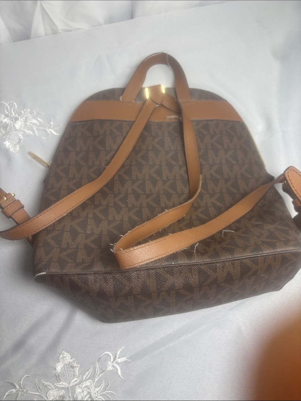 Michael Kors Men’s Taupe and Cream Leather Organizer with Gold Logo - Picture 4 of 5